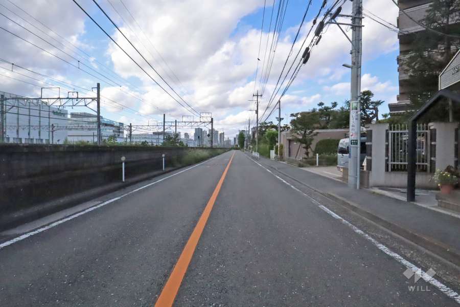 敷地西側の前面道路(南側から)