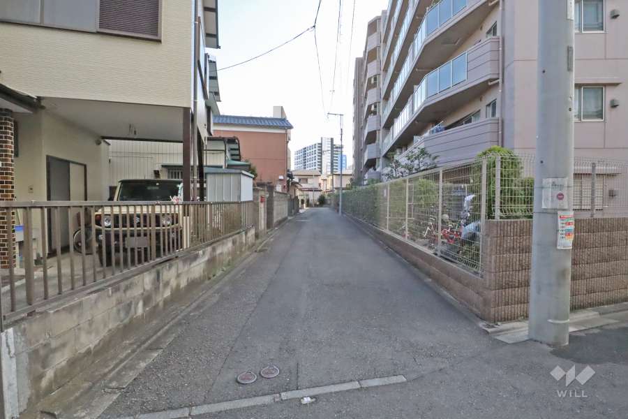 敷地東側の前面道路(北側から)