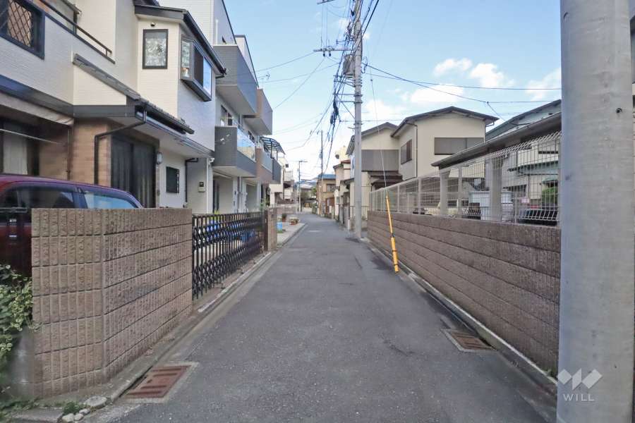 敷地北側の前面道路(西側から)