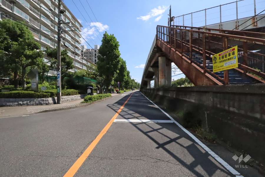 敷地西側の前面道路