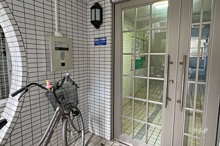 エントランスはオートロック付きです。