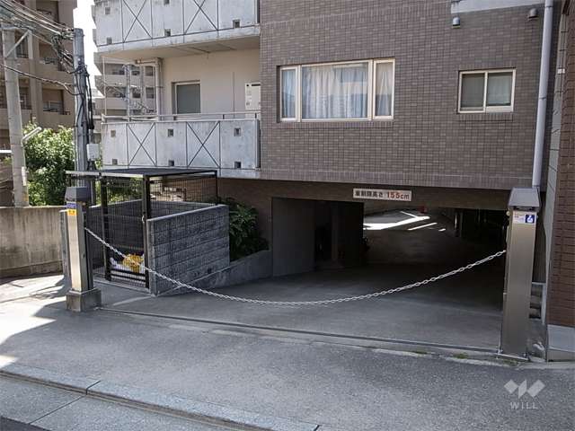 駐車場出入り口にはロボットゲートが設置されています。