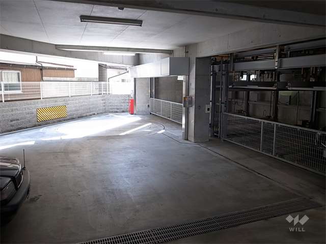 建物1階部分にある敷地内駐車場（機械式・平面式）