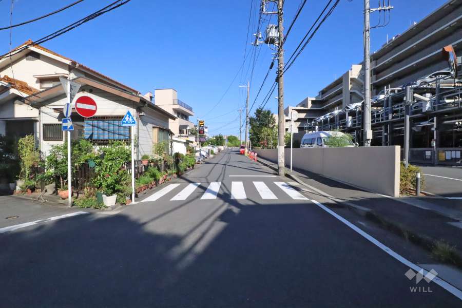 敷地北側の前面道路(西側から)