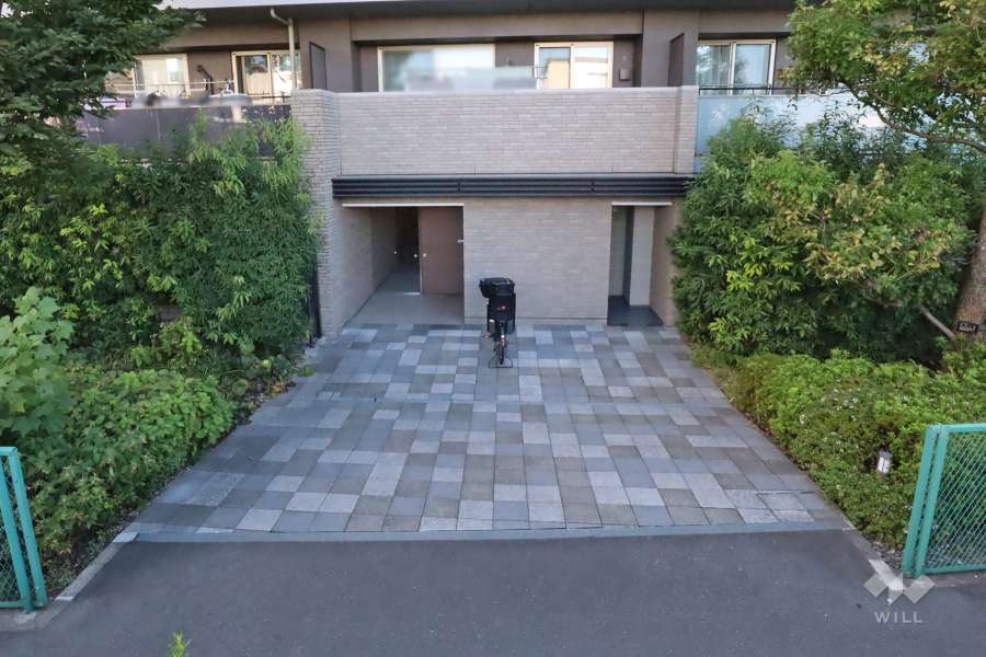 東側エントランス