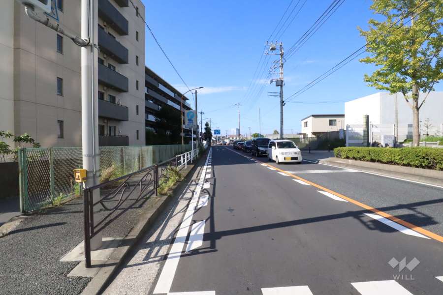 敷地東側の前面道路(南側から)