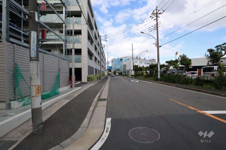 敷地南東側の前面道路(南西側から)