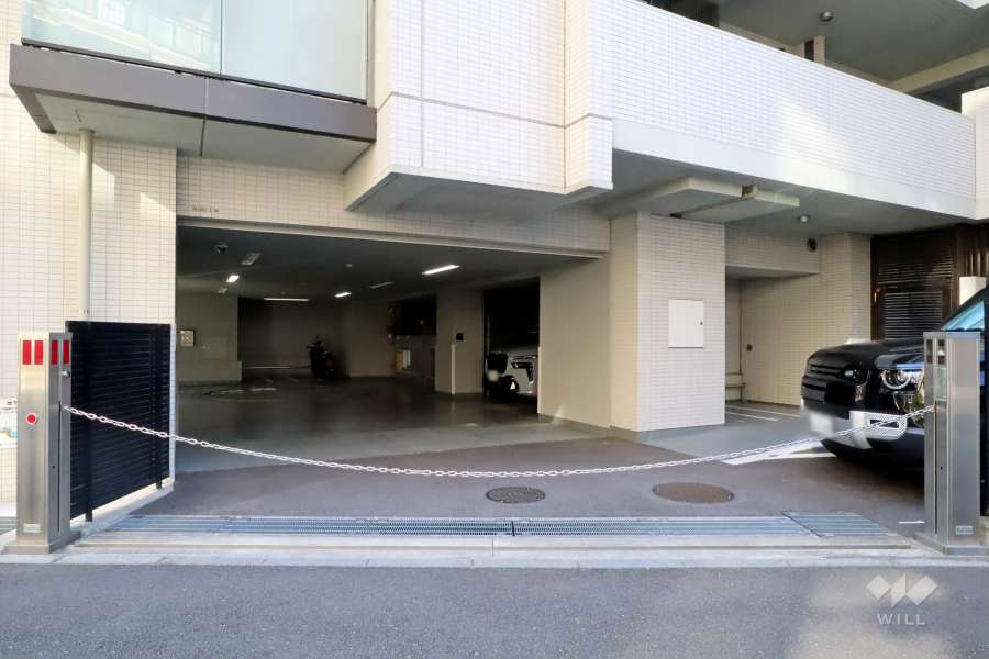 駐車場の出入り口（ロボットゲート付き）　