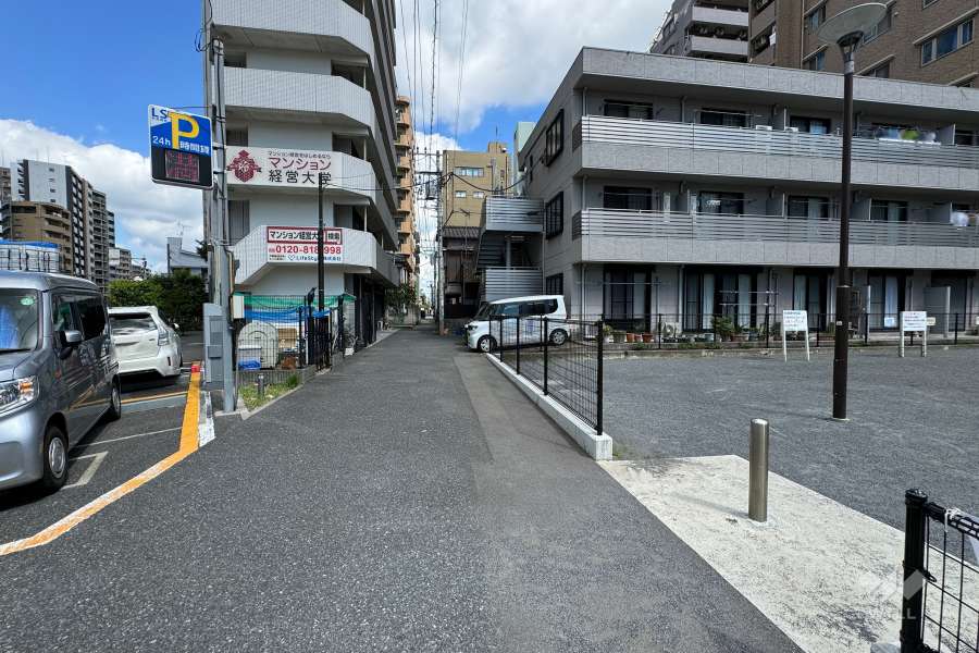 敷地の東側前面道路（南側から）