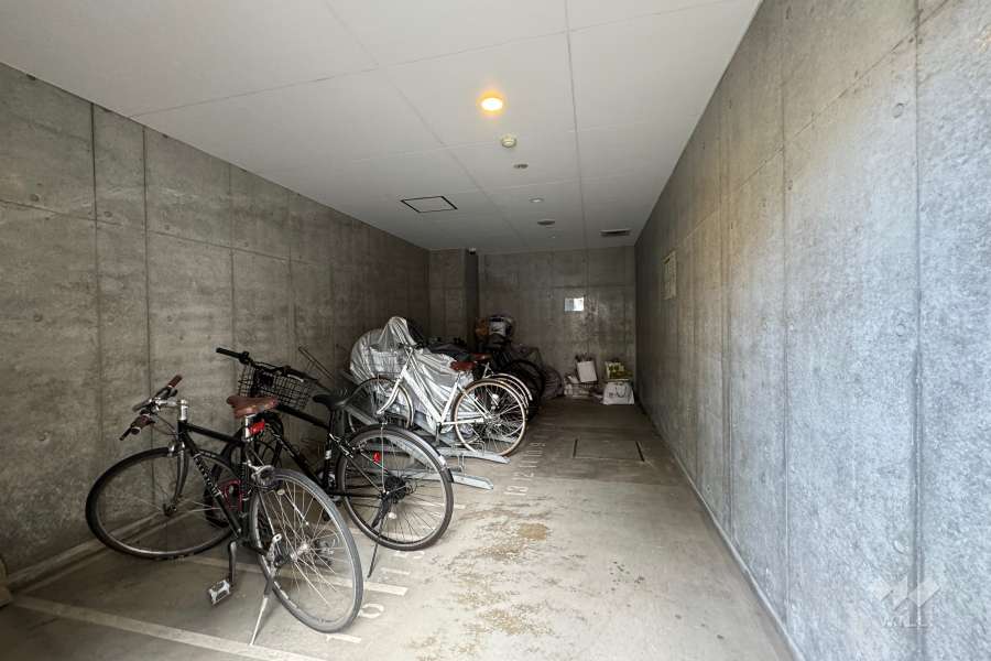 屋内に設けられた駐輪場