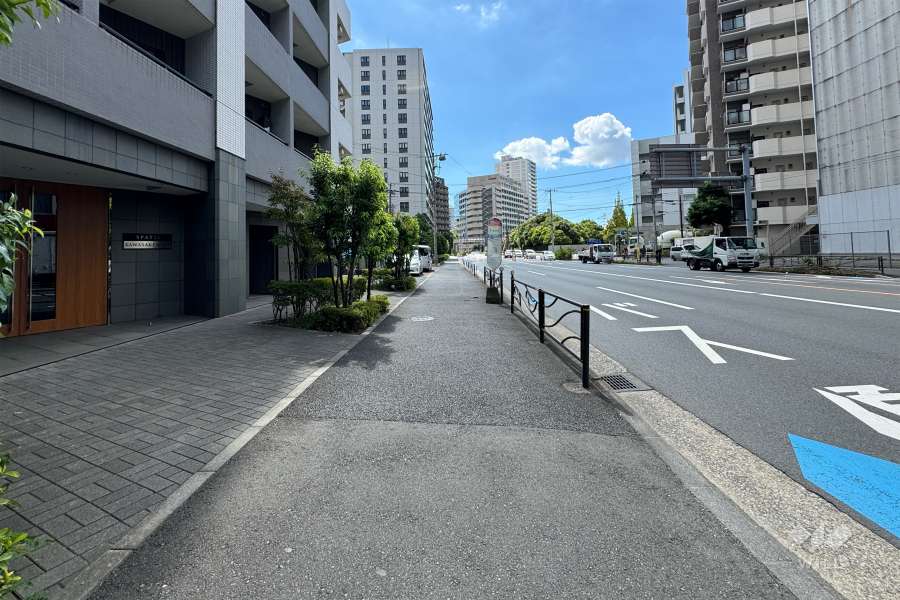 敷地の南西側前面道路（北西側から）