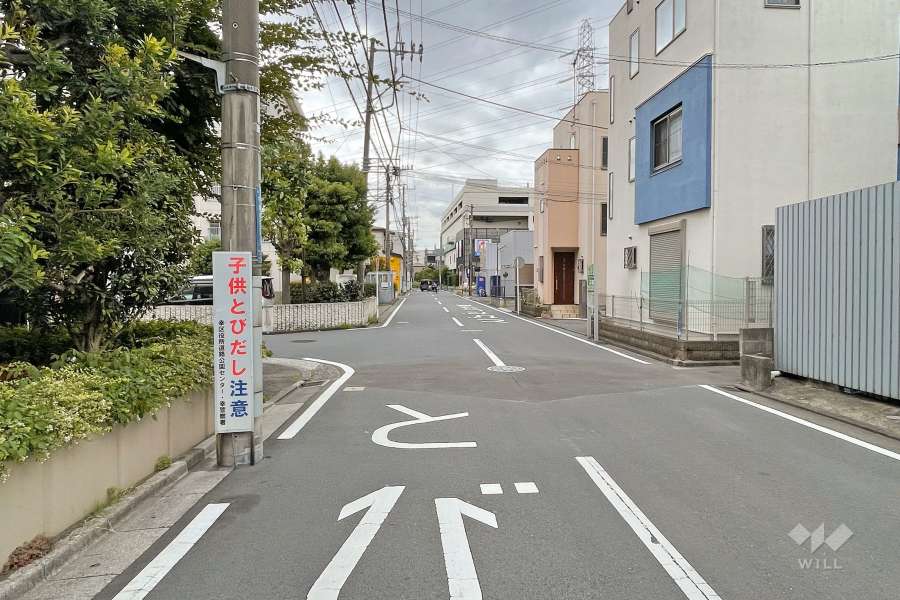 敷地西側の前面道路