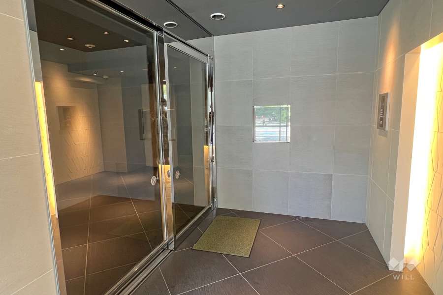 エントランスはオートロック付きです。