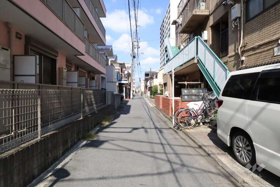 敷地西側の前面道路　