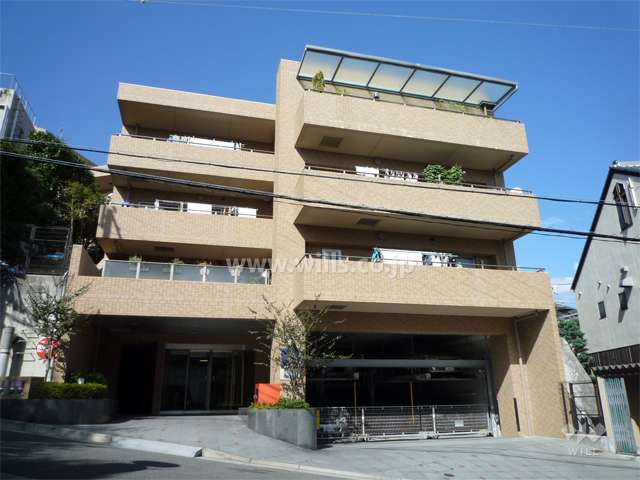 クイーンズプレイス雲雀丘花屋敷の外観（南側から）