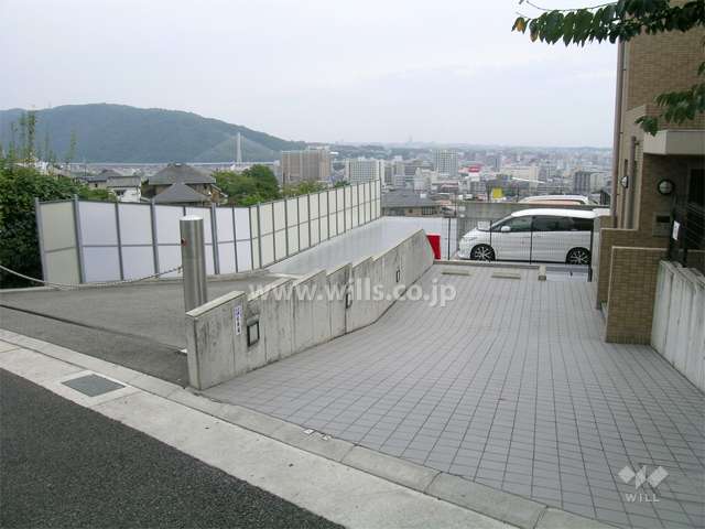 敷地北側にある敷地内駐車場（入り口にロボットゲート付きです。）