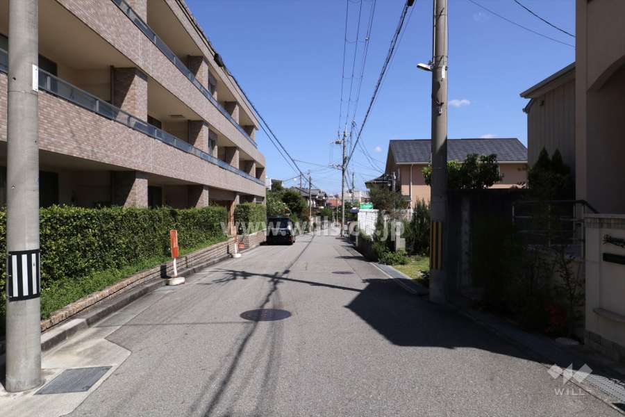 敷地南東側の前面道路（南西側より）