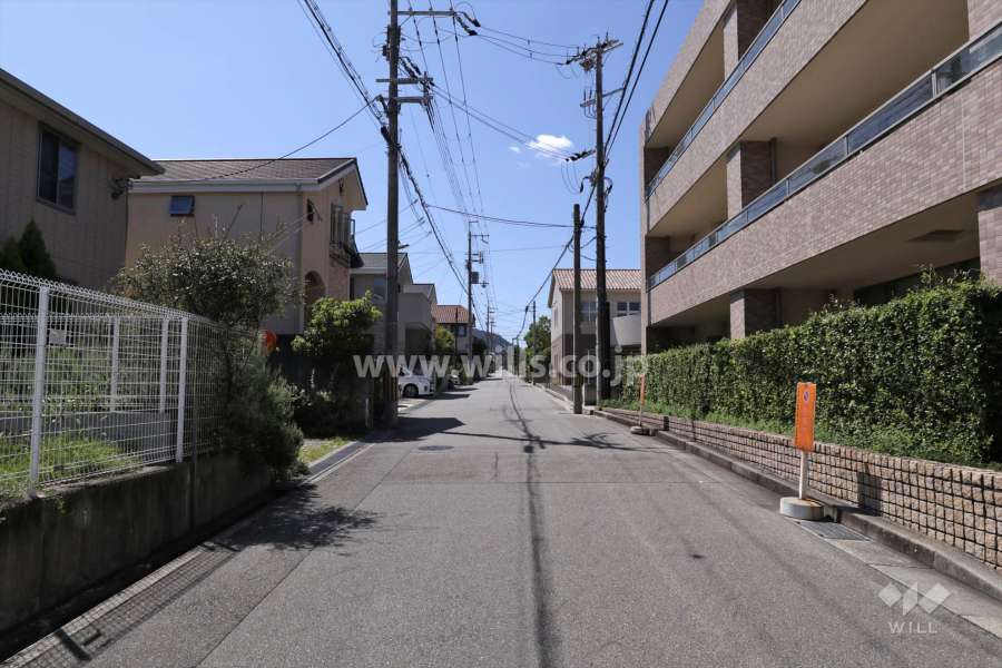 敷地南東側の前面道路（北東側より）
