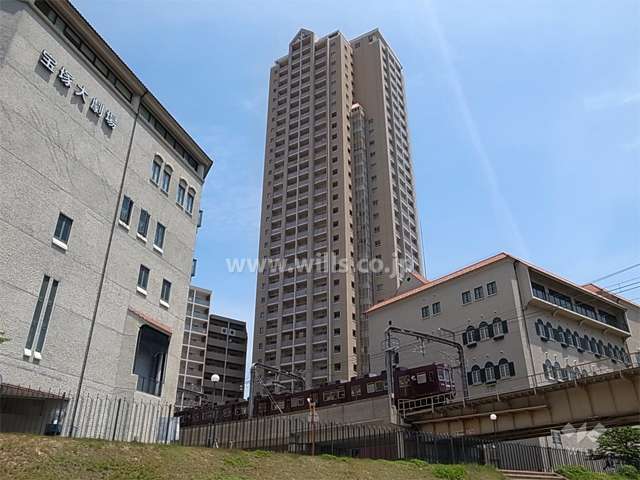 ファミール宝塚グランスイートタワーの外観（南西側から）