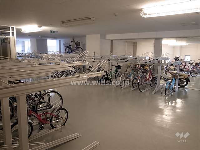 駐輪場は地下1階、1階、2階にあり、エレベーター付きです。