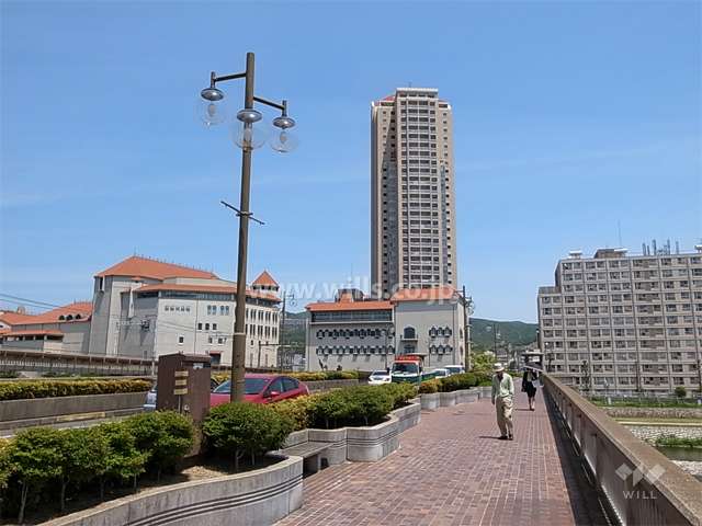 彫刻やベンチが設置された宝塚大橋。駅までは武庫川に架かるこの橋を渡ります。