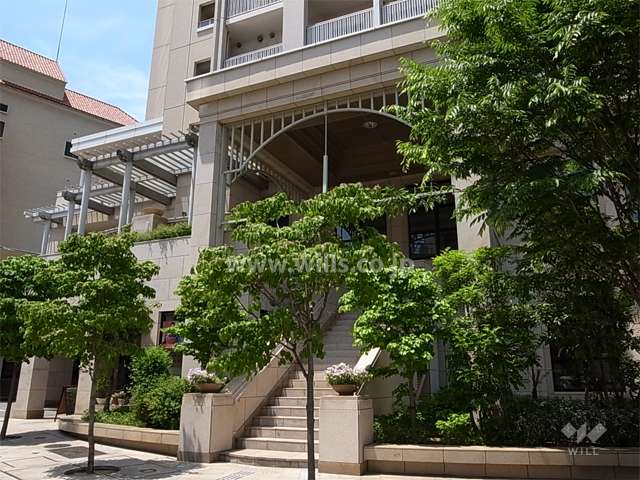 ホテルのような基壇部分（1階・2階）　店舗も一部入っています。