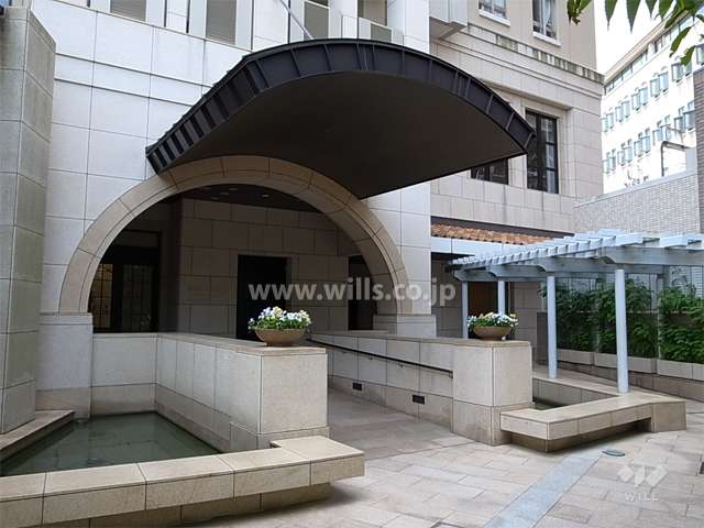 水盤（ウォーターガーデン）に囲まれた北側のエントランス