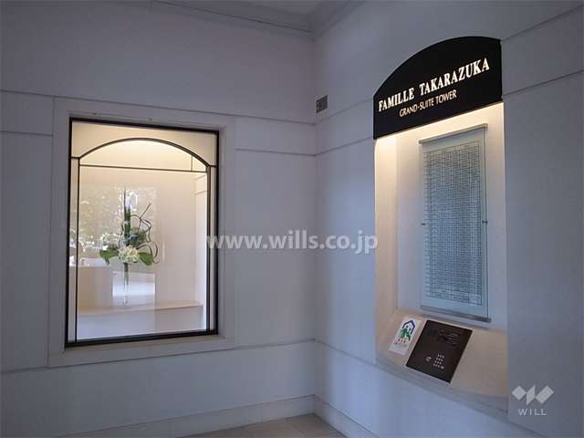 エントランスはオートロック付きです。