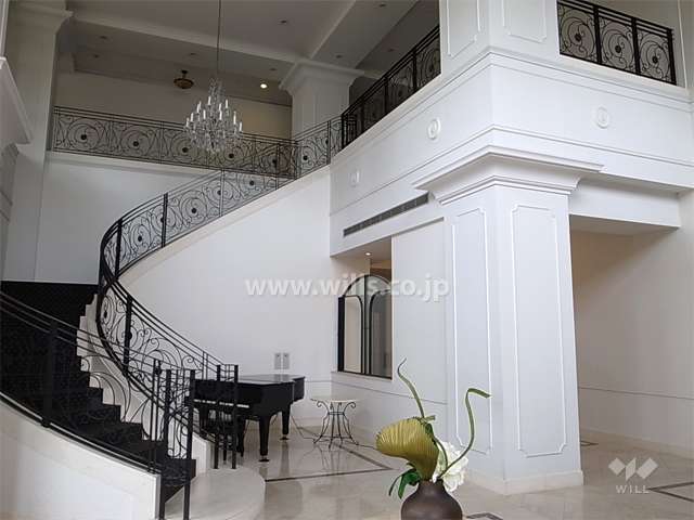 吹き抜けのエントランスホール。自動演奏ピアノが設置されています。