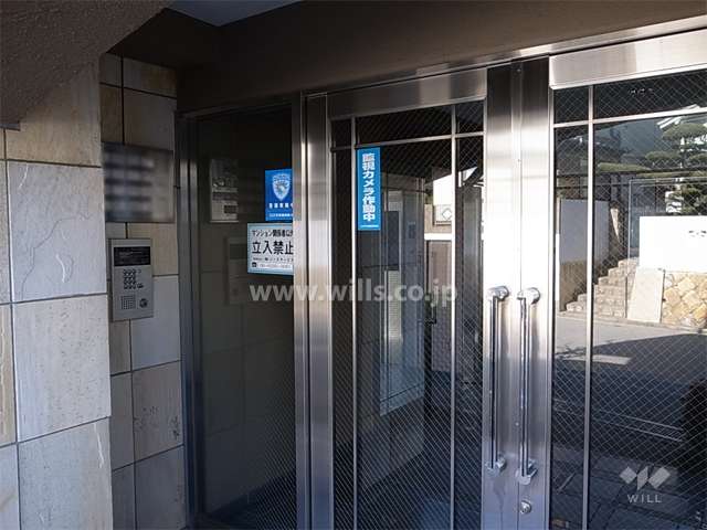 エントランスはオートロック付きです。