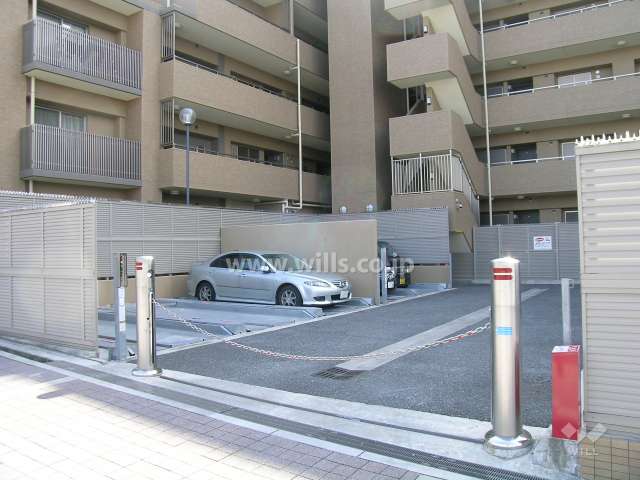 ロボットゲート付きの敷地内の駐車場