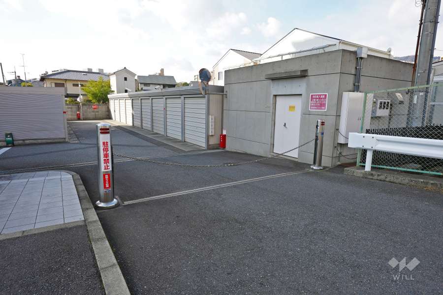 駐車場の出入口（ロボットゲート付き）