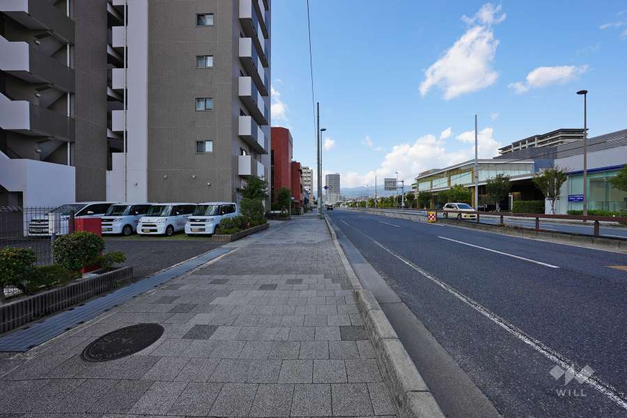 敷地北側の前面道路（東側から）