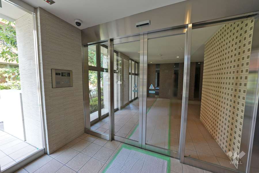 エントランスはオートロック付きです。