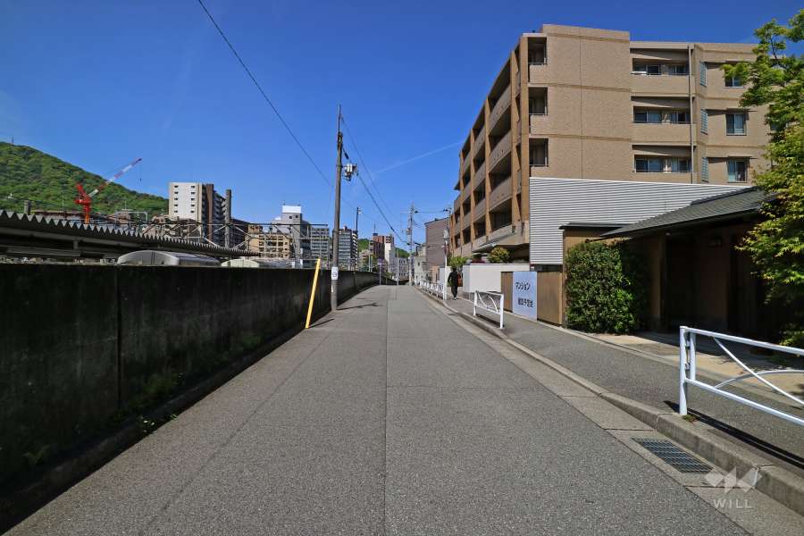 敷地南西側の前面道路（南東側から）
