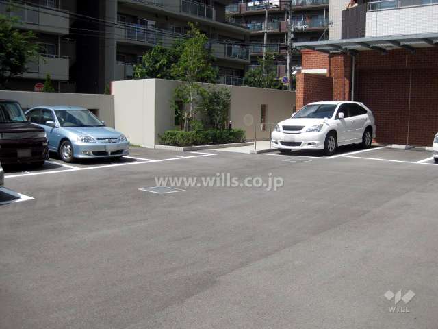 南側にある平面駐車場