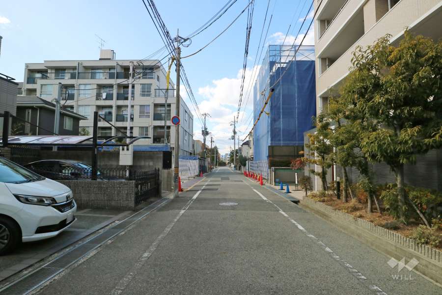敷地南側の前面道路（東側から）