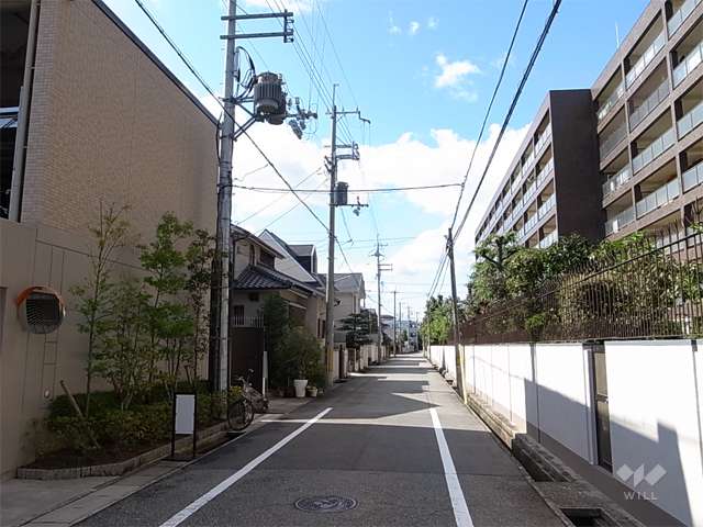 敷地北側の前面道路。敷地の南北両面が接道しています。