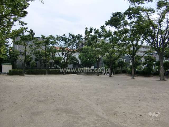 マンション南西側に公園が有ります。