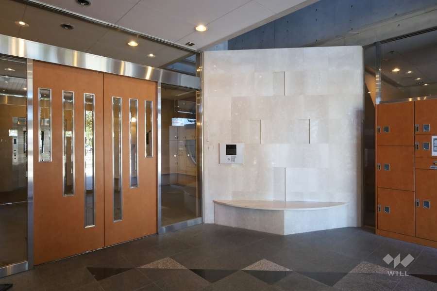 エントランスはオートロック付きです。　