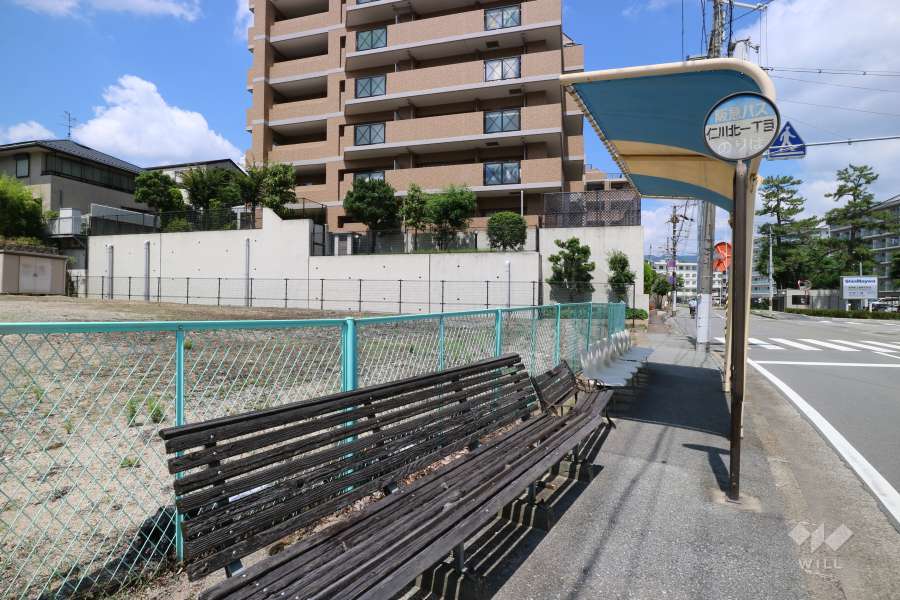 徒歩1分の場所にバス停があります。