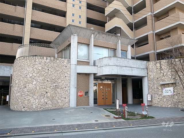 外壁がタイルとコンクリート打ち放しのエントランス棟