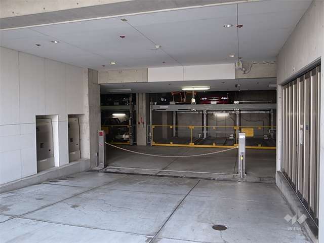 屋内にある敷地内駐車場（機械式）　入り口にロボットゲート付きです。