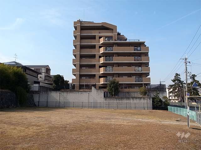 セントラル宝塚仁川の外観（東側から）　敷地の南側隣地は一段高くなっています。