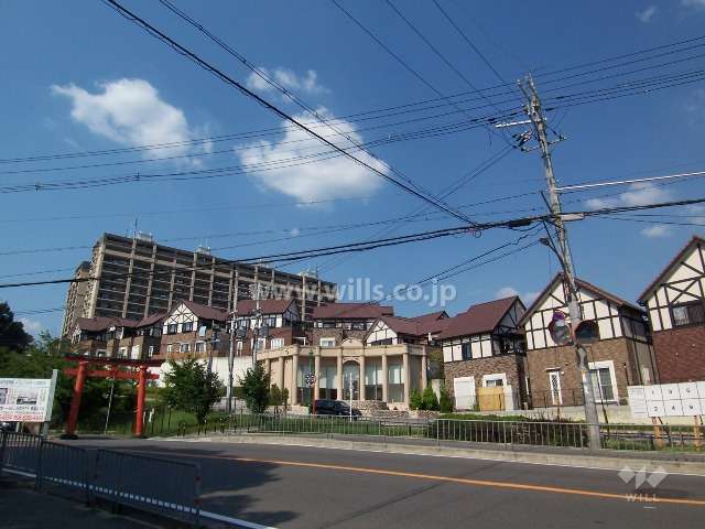 敷地に隣接して同時期に分譲された一戸建て街と有料老人ホームがあります。