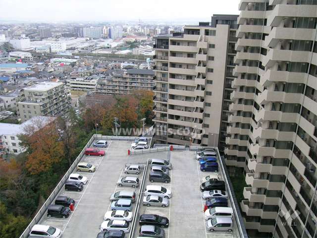 敷地北部分にある駐車場棟（平面式）