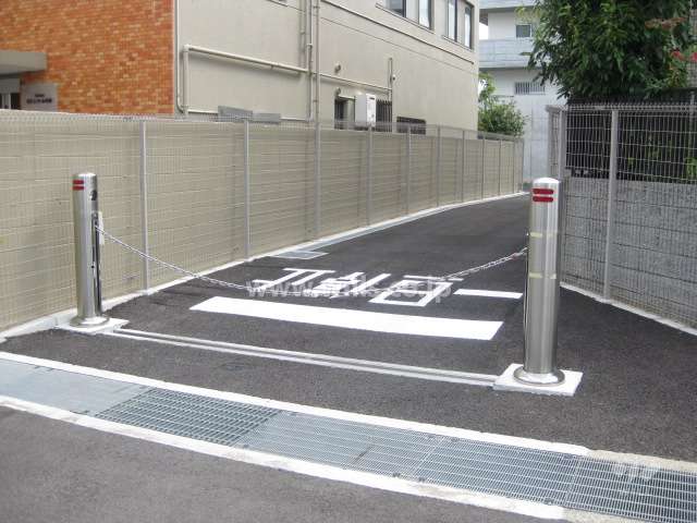 駐車場入り口（ロボットゲート付き）