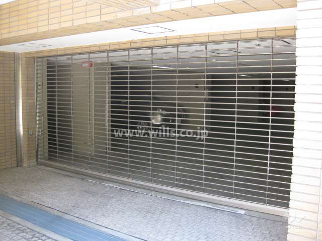 西側駐車場入り口。リングシャッター付きです。