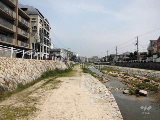 敷地南側には仁川が流れています。