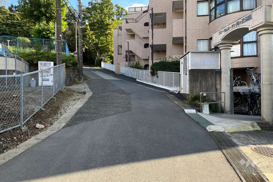 敷地の東側前面道路（北側から）